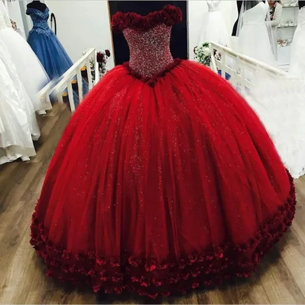Бальное платье Quinceanera красное с объемными цветами и крупными бусинами 16 платьев