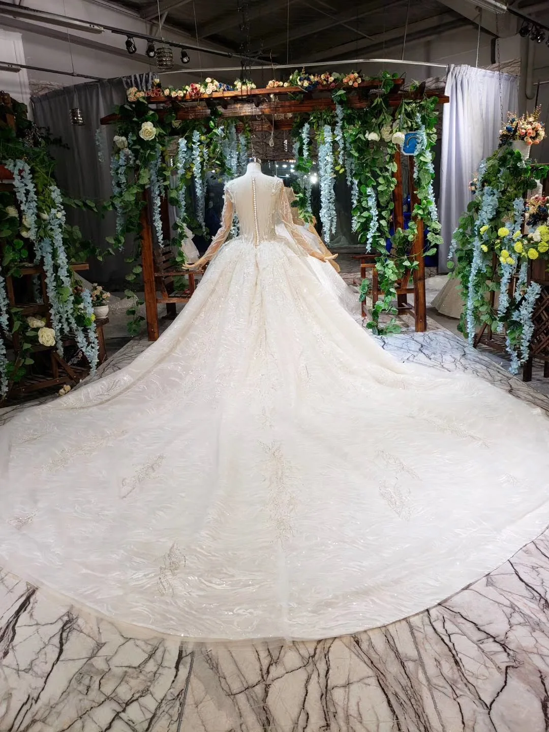 Aolanes Bridal Luxury Shine Glitters Ball Gown Wedding Dress Sexy Crytals Beads Ruffle Skirt Fashion Women Bridal Wedding Dress