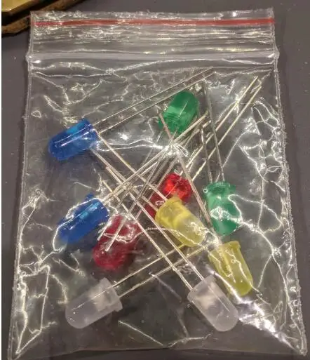 Маленькие пакеты по 5 мм светодиодов в каждой сумке = 2 красных + зеленых желтых