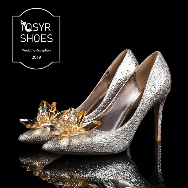 Женские туфли на высоком каблуке украшенные стразами для свадебного торжества |