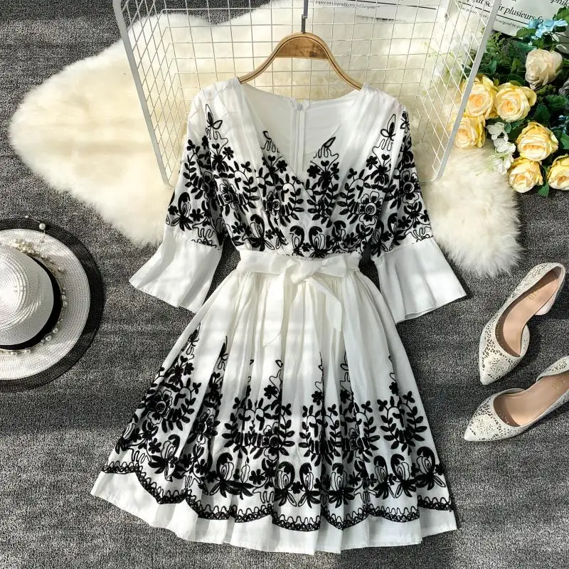 Женское богемное платье с вышивкой праздничное v образным вырезом и рукавом