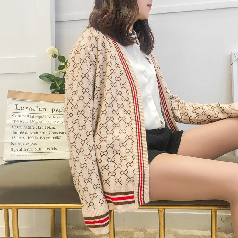 Свитер женский с длинным рукавом и треугольным вырезом |