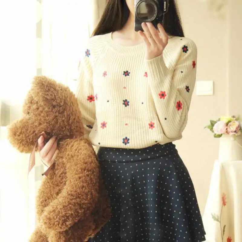 

New Brand 2017 Spring Korean Version Of The Sweater Of Sweet Small Fresh Embroidery Harajuku Flowers Round Neck Ladies Sweater