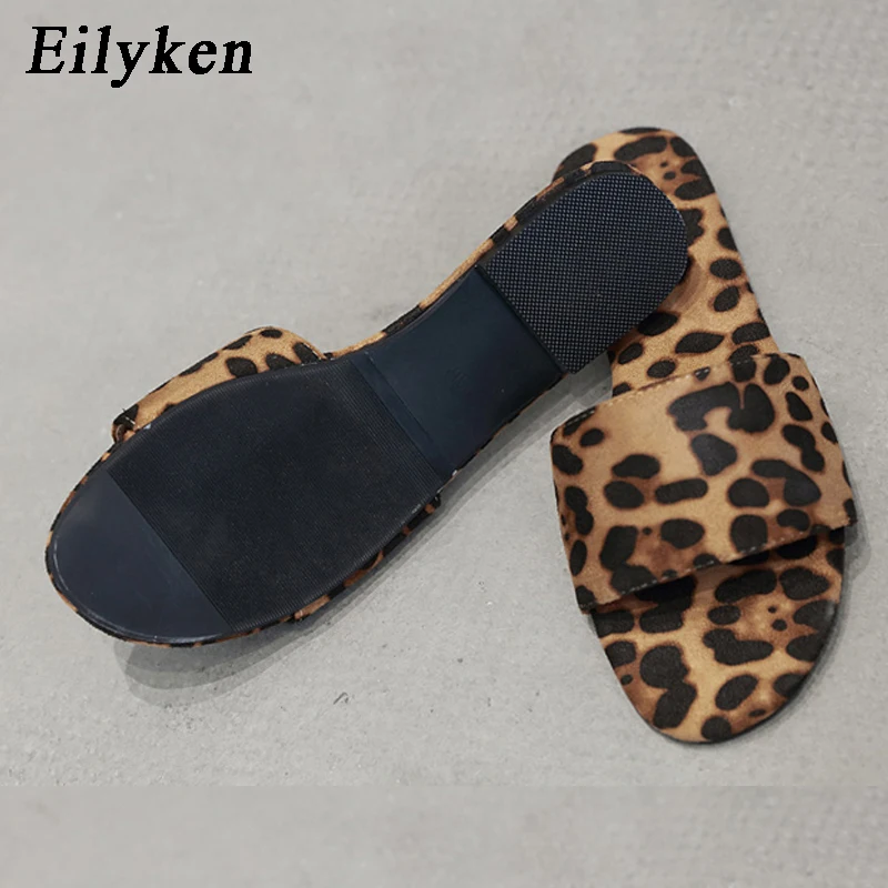 Eilyken г. Новые Модные женские шлепанцы из флока с леопардовым принтом женские повседневные сандалии на плоской подошве в римском стиле, светильник Размеры 35-41
