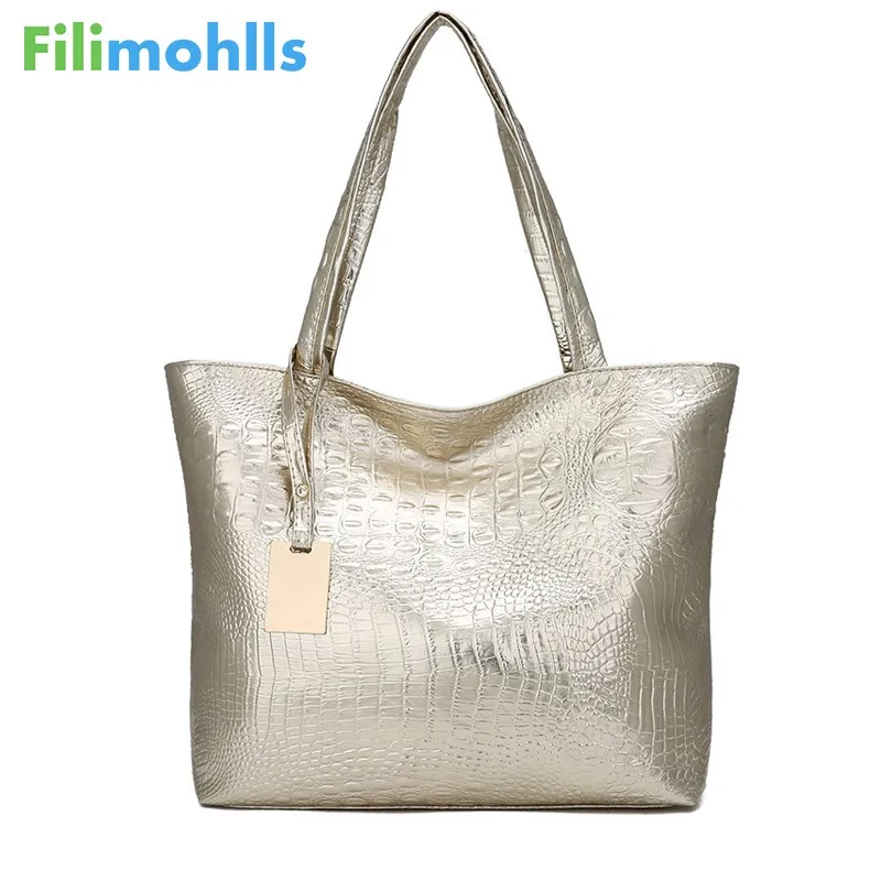 Мягкая женская кожаная сумка с узором под крокодила серебристая золотистая