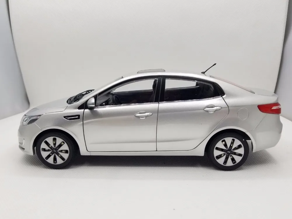 1:18 литая под давлением модель для Kia K2 Rio 2011 серебряный сплав игрушечный автомобиль миниатюрная Коллекция подарков