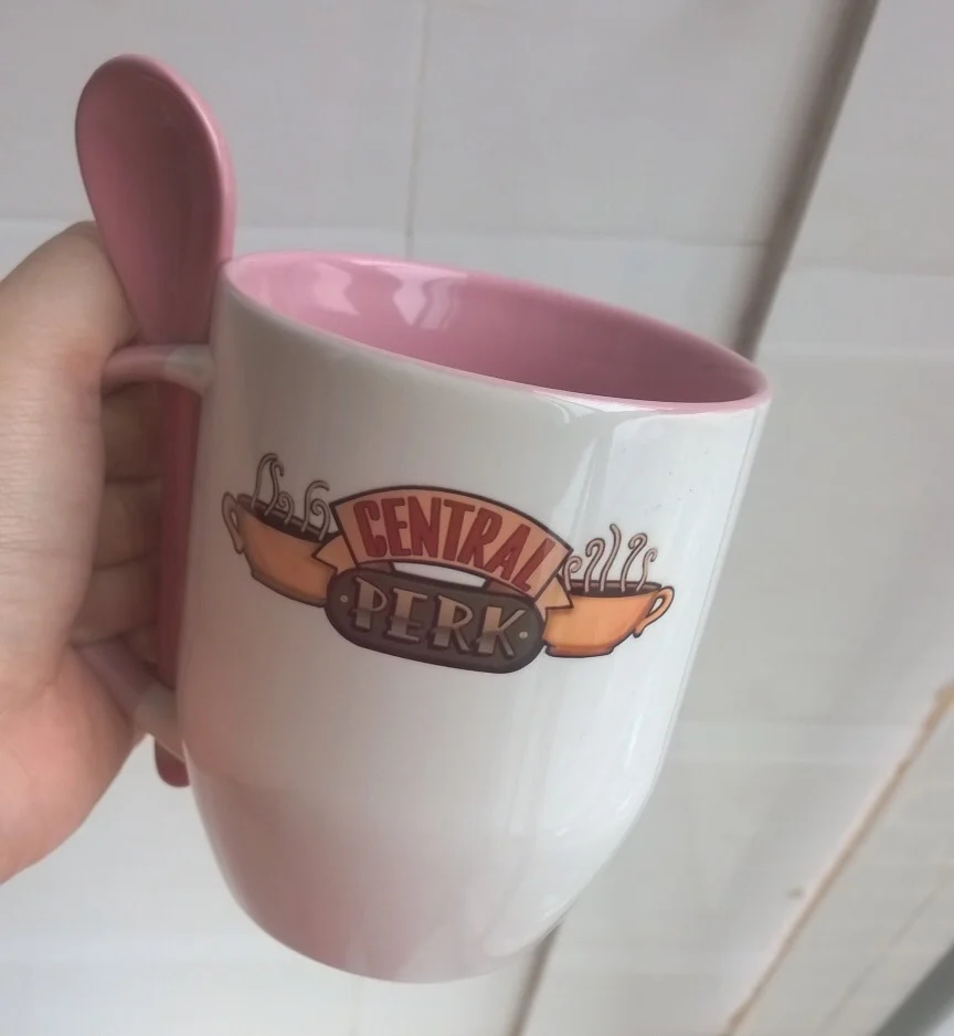 Новое качество шесть друзей R-C-J-M-R-P Central perk Керамика Кофе кружка чашка с ложкой розовый цвет- подача заявки на любвеобильные