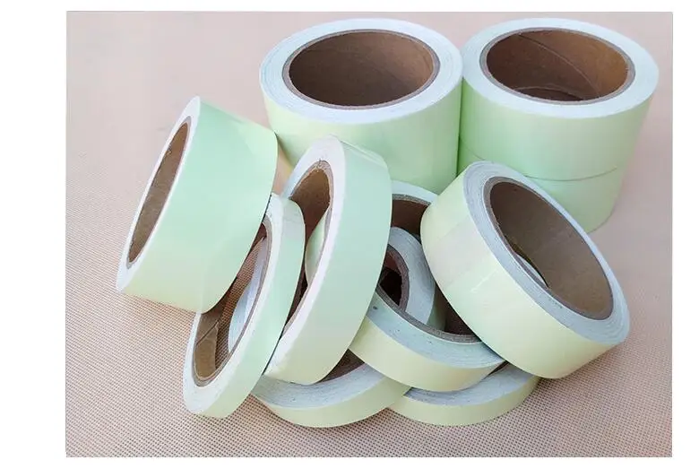 Фотолюминесцентные ленты разных размеров в качестве предупреждающей для