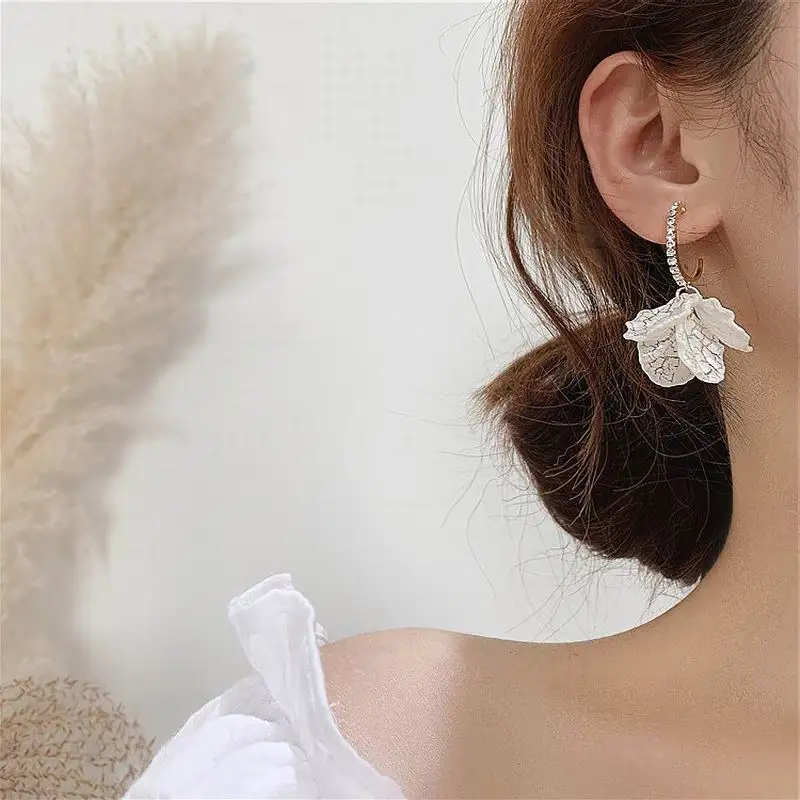 

New White Flower Petal Korean Earrings For Women Chic Jewelry Hanging pendientes