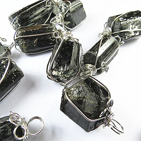 Модное ожерелье из натурального аметиста с черным турмалином подвеской