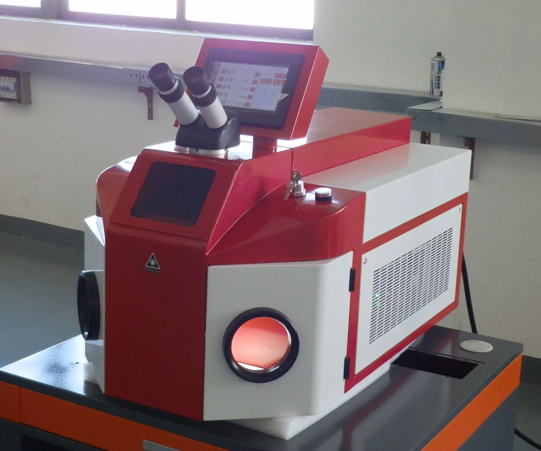 Высококачественный лазерный сварочный аппарат мощностью 200 Вт с хорошим