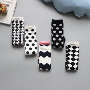 Детские гольфы нескользящие носки-тапочки для малышей хлопковые носки в черно-белую клетку для мальчиков и девочек Meias, зимние толстые милые брендовые От 0 до 4 лет