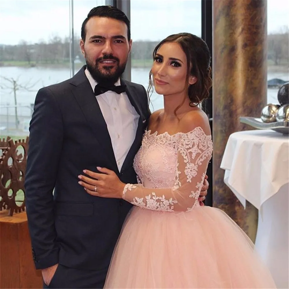 Женское свадебное платье со шлейфом розовое кружевное с длинным рукавом модель