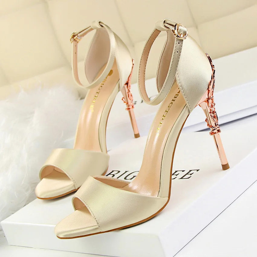 2017 Краткий Обнаженная Замши На Высоких Каблуках Сандалии Женщин T Стрэп Летние