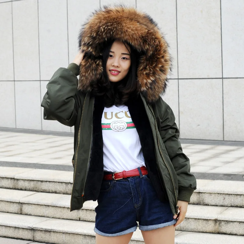 Женская Бомбер-куртка с воротником из натурального меха енота