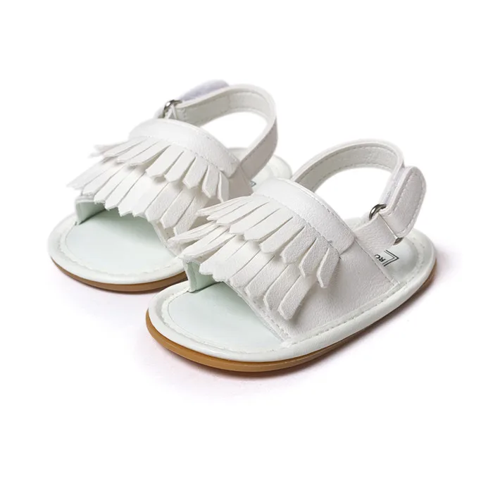 Детские кожаные сандалии белого цвета с кисточками популярные моксы для