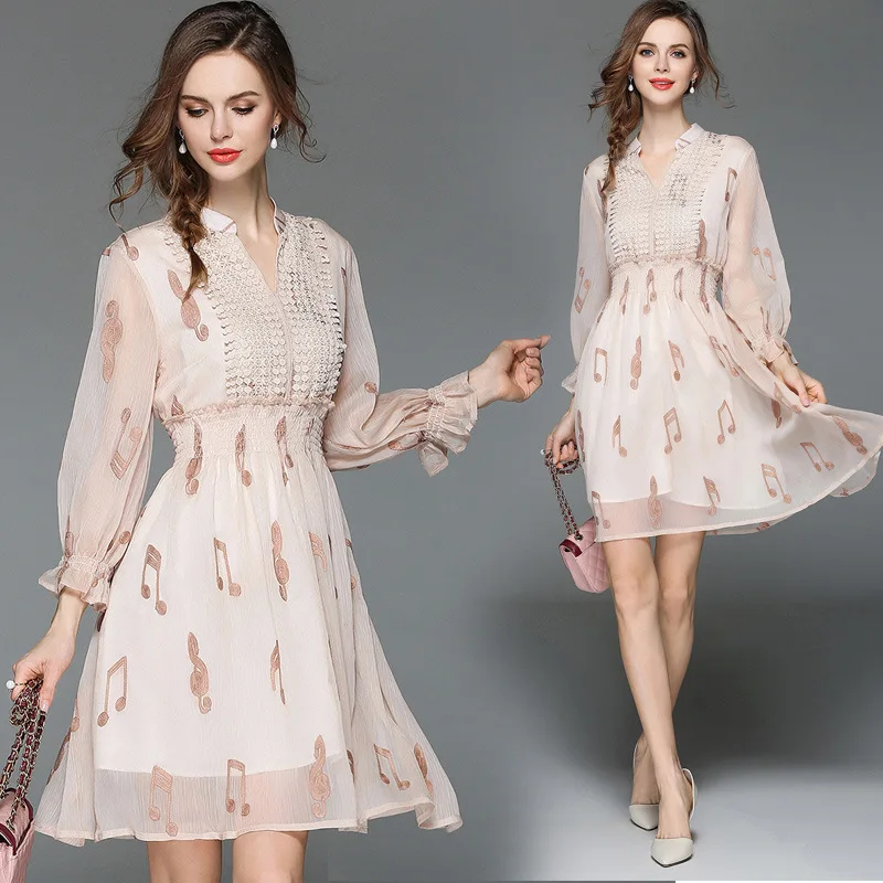 Spring весенне летнее женское платье цвета хаки с музыкальным принтом бежевое