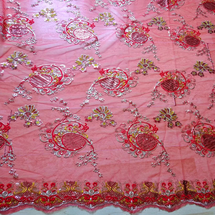 Сложные красные красочные вышитые бусины лист на красных золотых мигающих