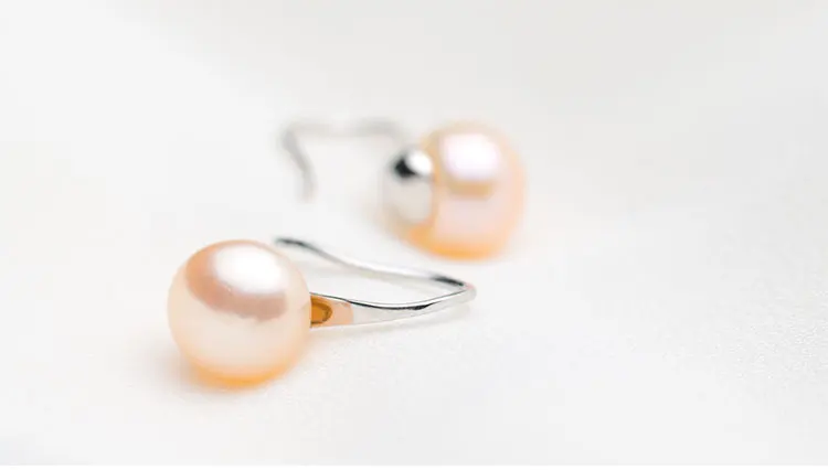 Серьги с пресноводной жемчужиной из натурального белого и розового цветов