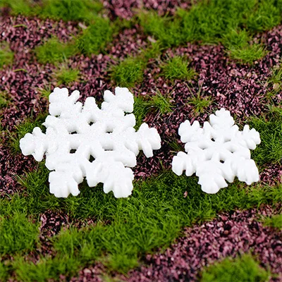 2pcs in picture Миниатюрные рождественские фигурки снеговика Сант Клауса, миниатюрная фигурка для украшения дома, сказочные садовые украшения, детские игрушки из смолы - Цвет: 2pcs in picture