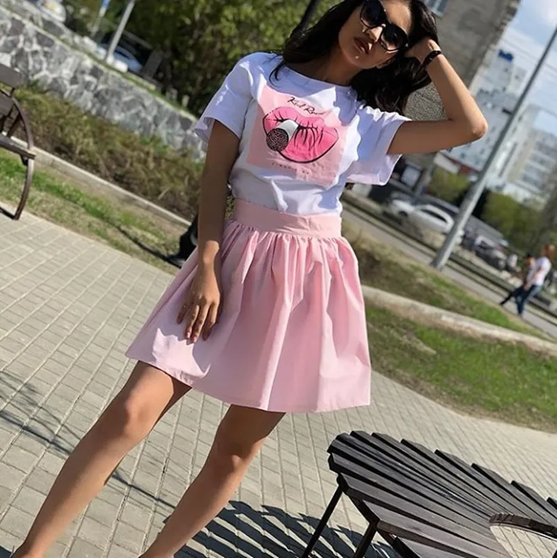 Женская футболка с принтом губ и надписью облегающая коротким рукавом белая