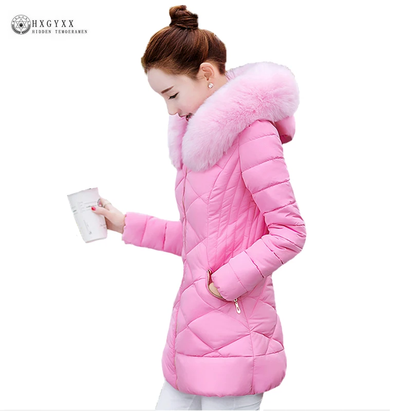 Женское утепленное пальто с капюшоном и большим искусственным воротником