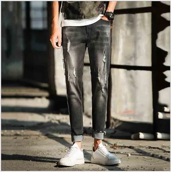 Черные мужские байкерские джинсы в полоску с одной стороны рваные облегающие