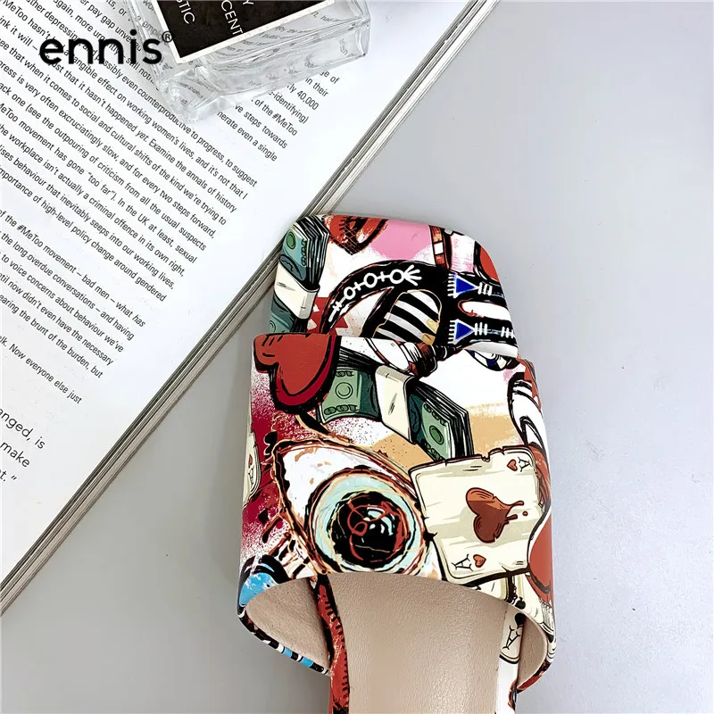 ENNIS/ г.; женские шлепанцы в богемном стиле; кожаные шлепанцы с открытым носком и цветным принтом; женские пляжные шлепанцы на плоской подошве; модная летняя обувь; Новинка; M980