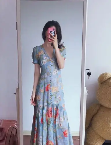 Женское платье с тропическим принтом миди V-образным вырезом и волнистым подолом