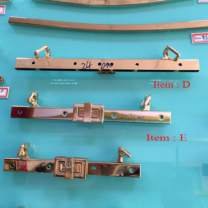 Сумка с металлической ручкой для переноски застежка золотого цвета