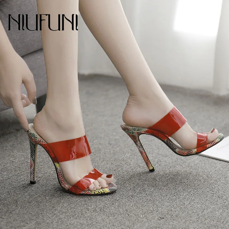 Летние женские босоножки со змеиным узором Новинка 2020 года пикантные для отдыха