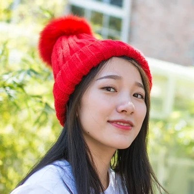 Зимний мех помпоном hat для женщин меховая шапка пом пом hat меха pom poms шапочка женщины промашка hat шапка женская шапка женская зимняя осень шапка женская вязаная трикотажная зимние шапки женские зимние зима - Цвет: red fur pompom hats