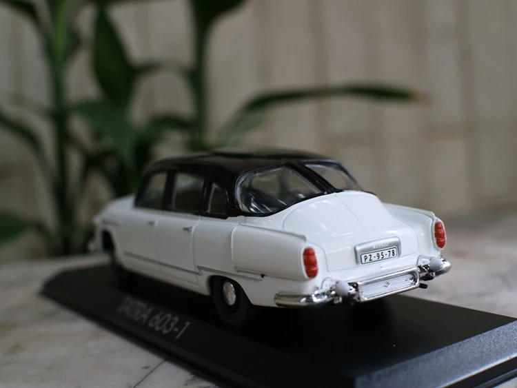 1:43 модели легкосплавных автомобилей классический автомобиль с высокой