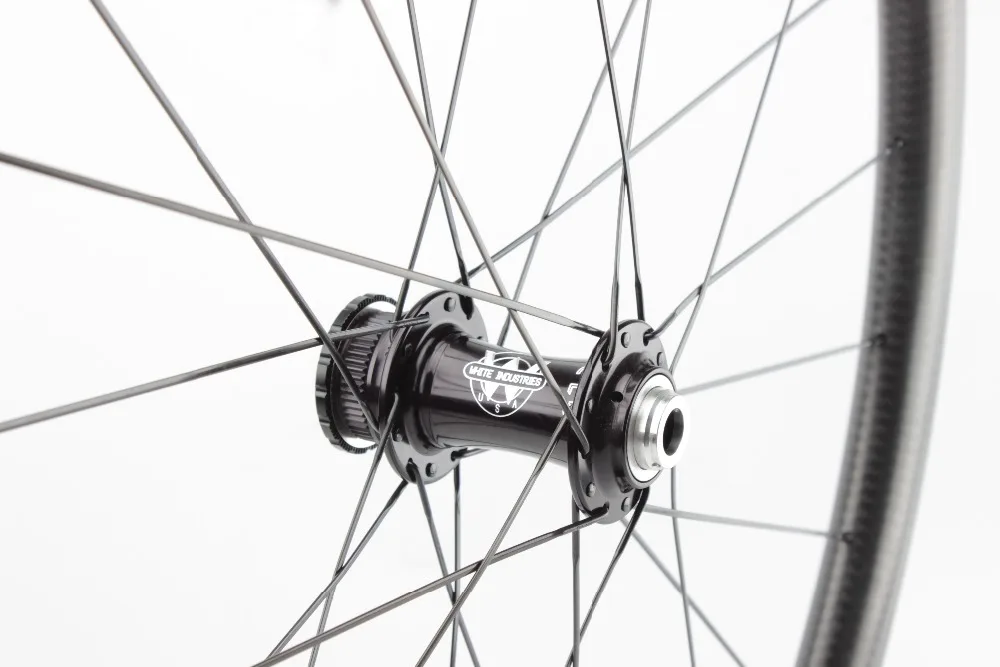 Колеса для дорожного велосипеда с дисковыми тормозами на карбоновых ободах Gravel FSC35-CM-26DSL White Industry T11 CHRIS KING 35mm 26mm Tubeless compatible ready design.
