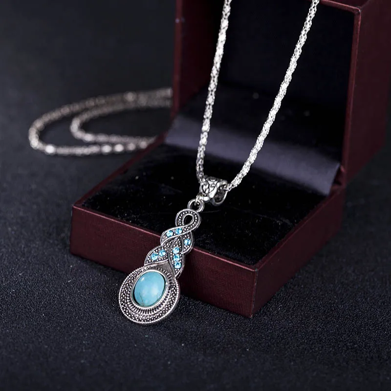 Женский ювелирный комплект из колье серёг и с геометрическим рисунком |