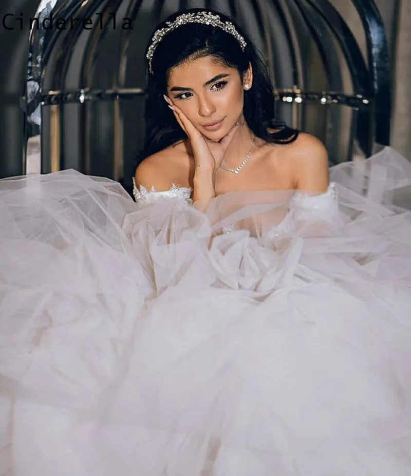 Платье Золушки с открытыми плечами на пуговицах кружевной аппликацией