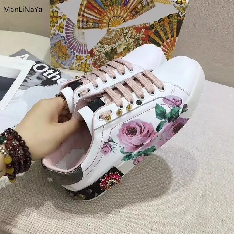 Новинка Белая кожаная женская спортивная обувь на плоской подошве с украшением в