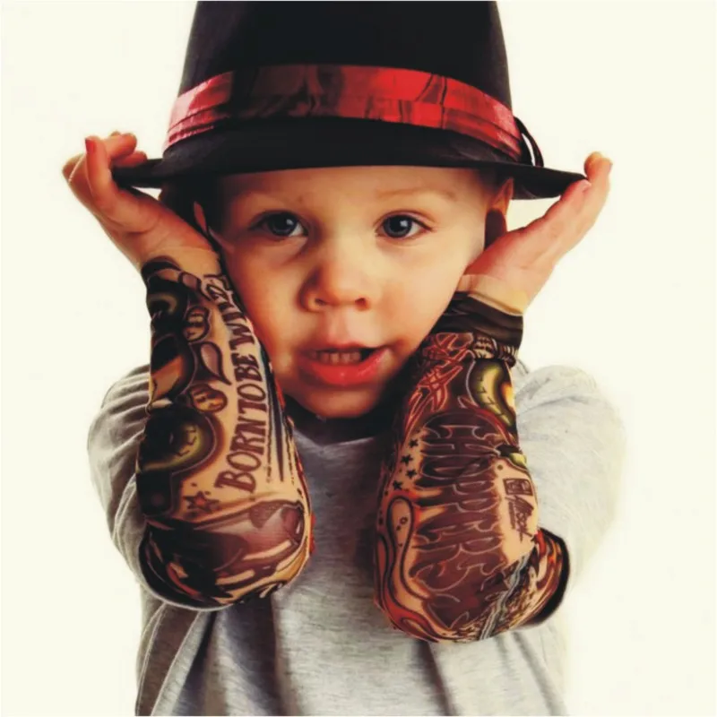 Парень с татуировками летние футболки оригинальными рисунками детские