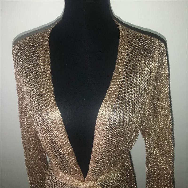 Женское трикотажное платье с глубоким v образным вырезом черное облегающее мини