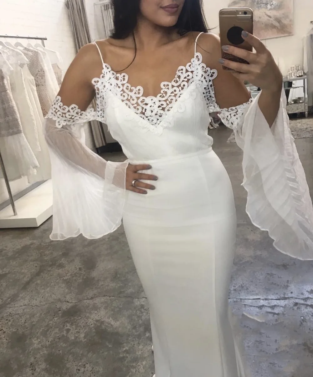 Женское платье на бретелях-спагетти с глубоким V-образным вырезом и открытой