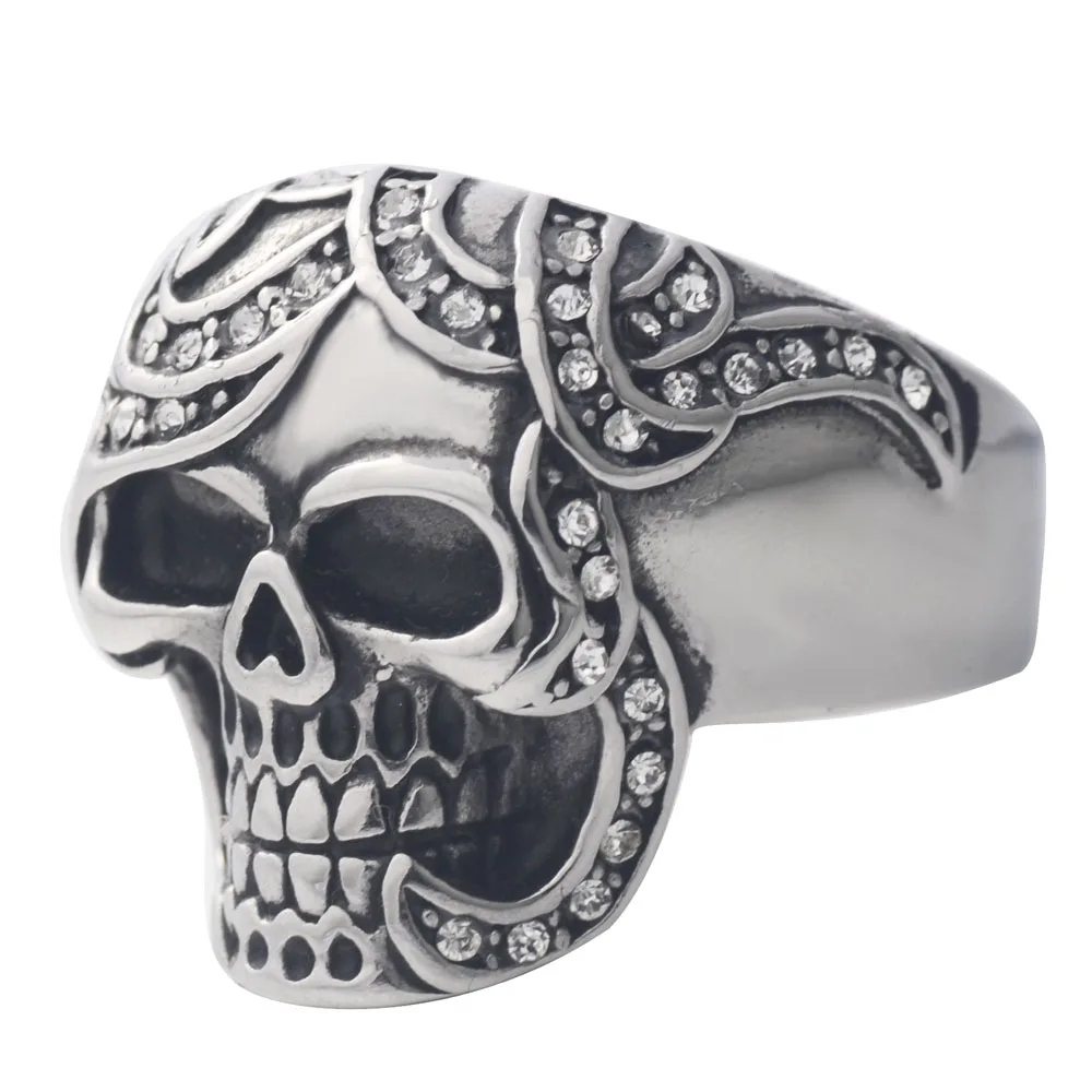 Мужское серебряное кольцо с черным черепом украшенное искусственным цирконием