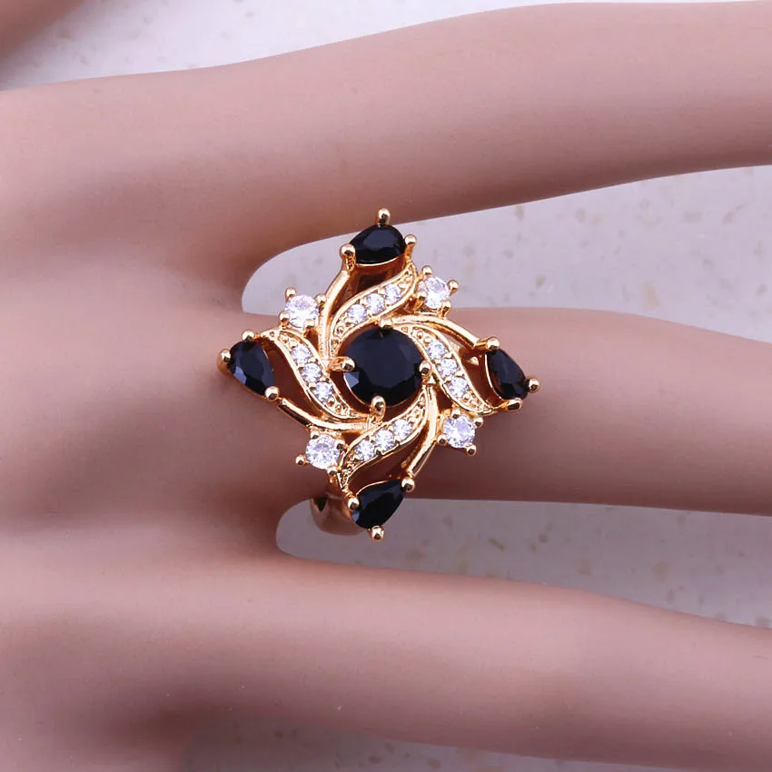 Женское кольцо приятного черного цвета с кристаллами кубического циркония