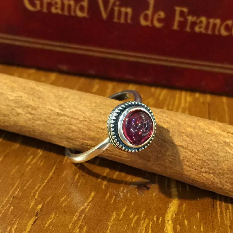 

Женское кольцо из серебра 925 пробы с красным камнем