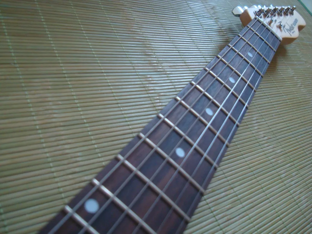 Горячая Распродажа электрическая гитара sunburst с цветной отделкой белая