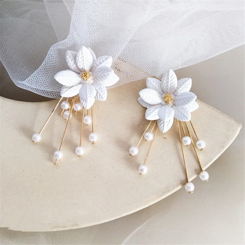 Женские серьги гвоздики с жемчужинами длинные белыми цветами классические