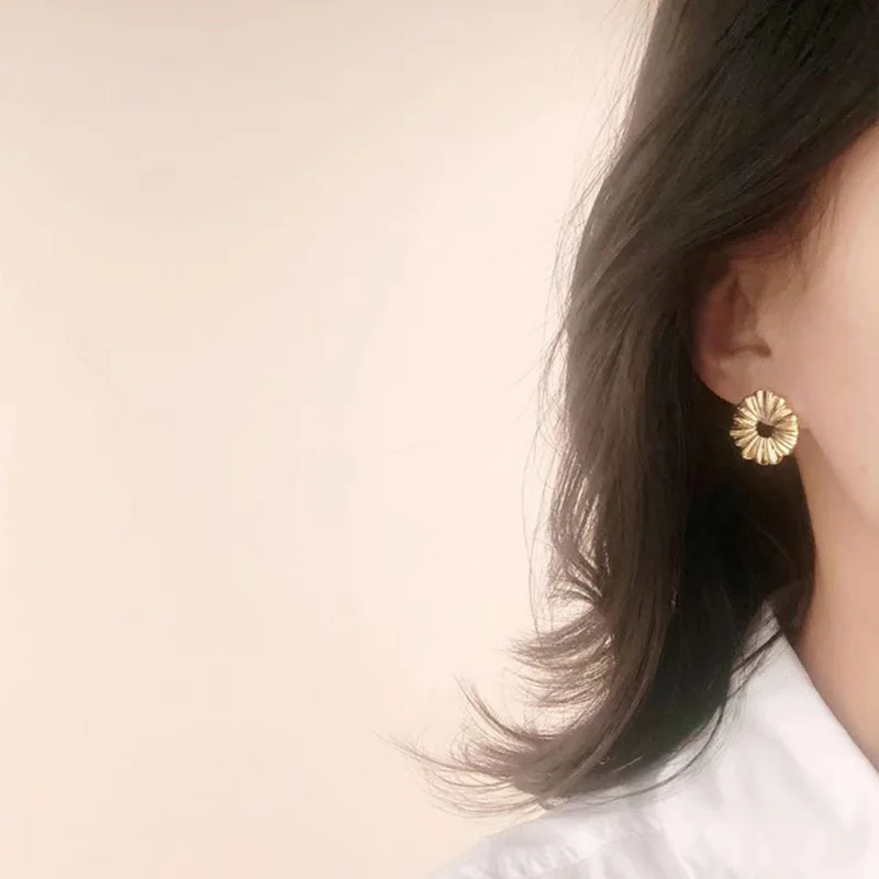 Carvejewl Korean design small edgy round stud earrings for women jewelry simple irregular geometric student teen folded earring | Украшения