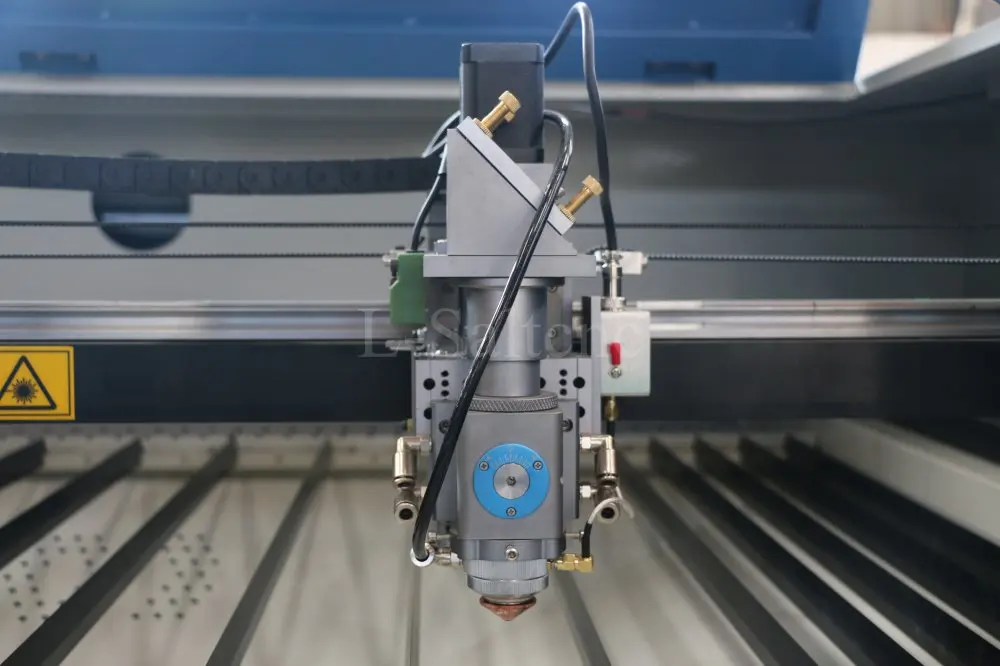 СО2 лазерная гравировальная машина умная и достаточно сильная Цзинань 180 Вт резка