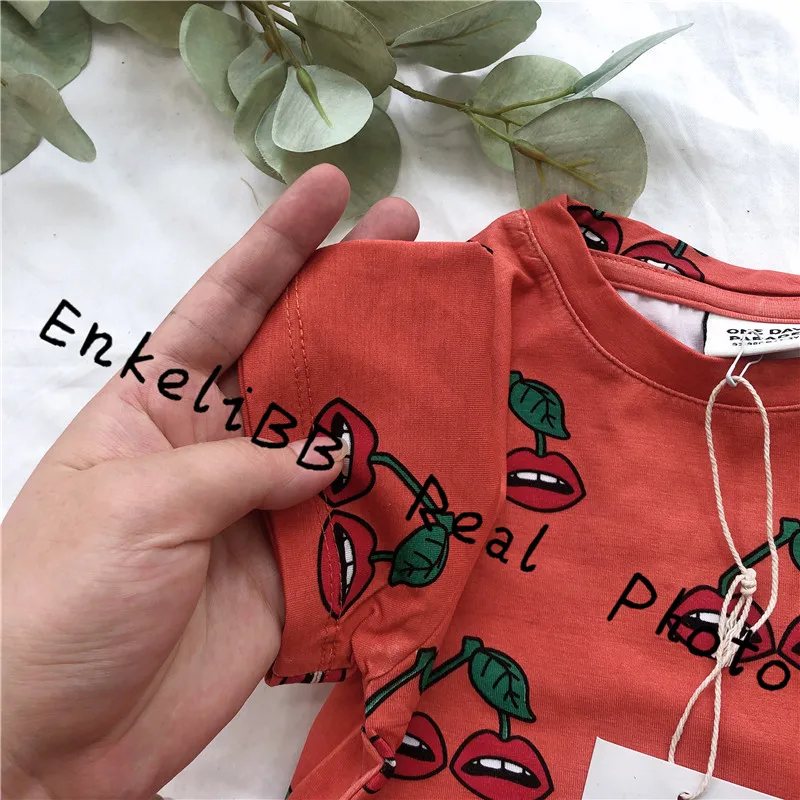 EnkeliBB/футболка для маленьких мальчиков; топы для маленьких девочек; летняя футболка с вишневым узором; Детские Модные топы; футболка