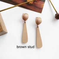 Простые сережки цвета слоновой кости - Окраска металла: brown stud