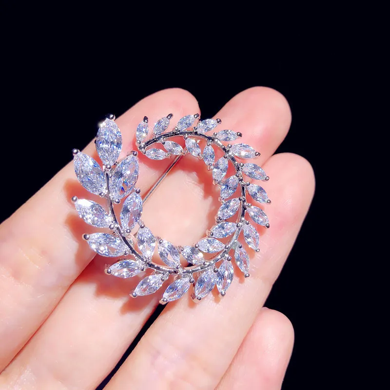 Женская Брошь с фианитом бутоньерка в виде оливковой ветки | Украшения и